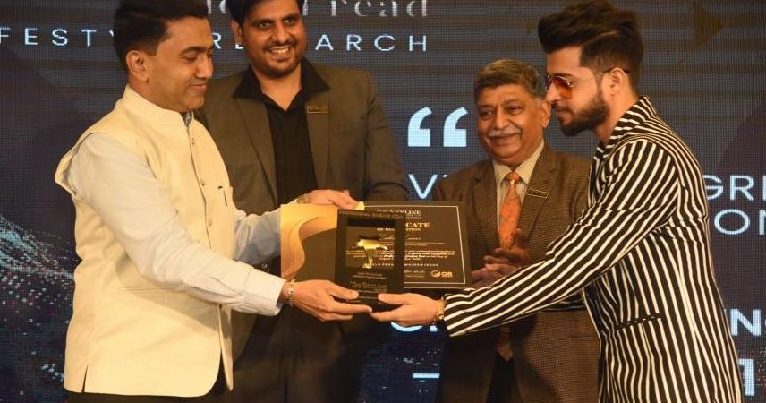 Kashish Kumar receiving the Best Bollywood Live Performer award from Goa Chief Minister Dr. Pramod Sawant