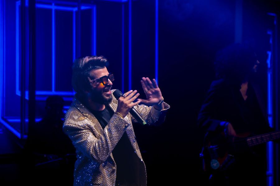 Gold on neon, Sufi set