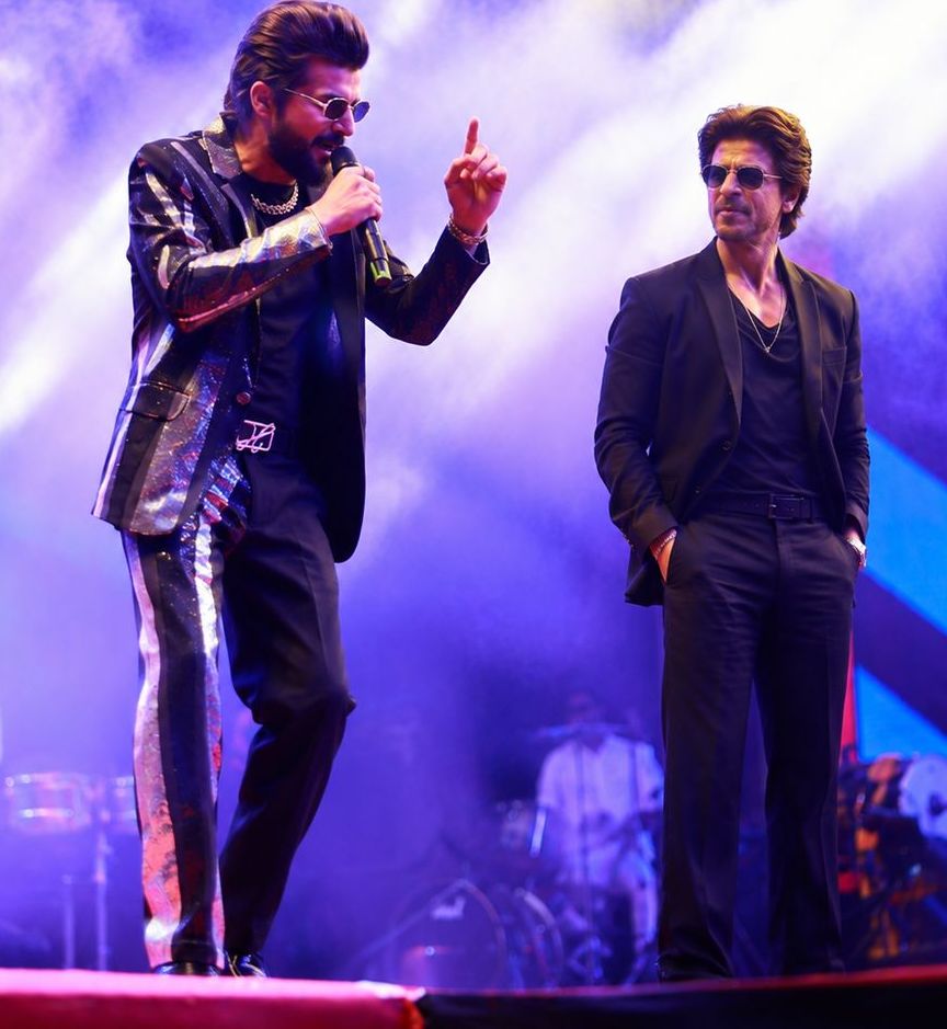 Kashish Kumar sharing the stage with Shah Rukh Khan, live